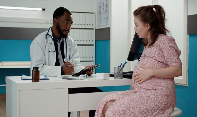 maternité prenant des notes sur une tablette