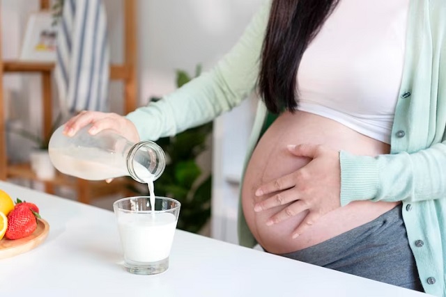  Femme enceinte versant lait dans un verre
